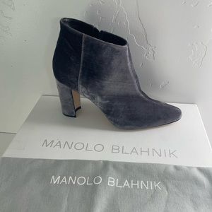 NIB Manolo Blahnik Brustalo Velvet Grey Booties Size 37